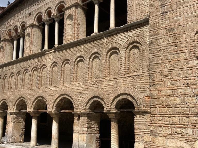 Западната фасада со аркади на црквата Св. Софија во Охрид